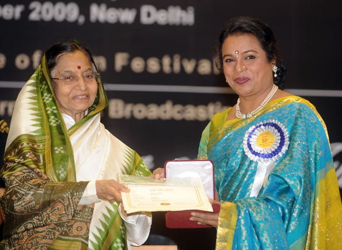 President Pratibha Patil (L) presents Best Indian Film Actress Award to Umashree for her role in <em>Gulabi Talkies</em> at the 55th National Film Awards Function in New Delhi on October 21, 2009. President Patil presented the awards for best feature film, best actors and best director of national cinema.&nbsp; (Photo &amp; Text: AFP)